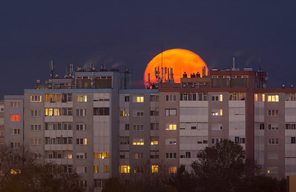 أبرز صور القمر العملاق حول العالم