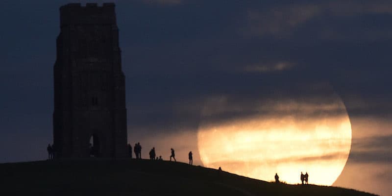 أبرز صور القمر العملاق حول العالم