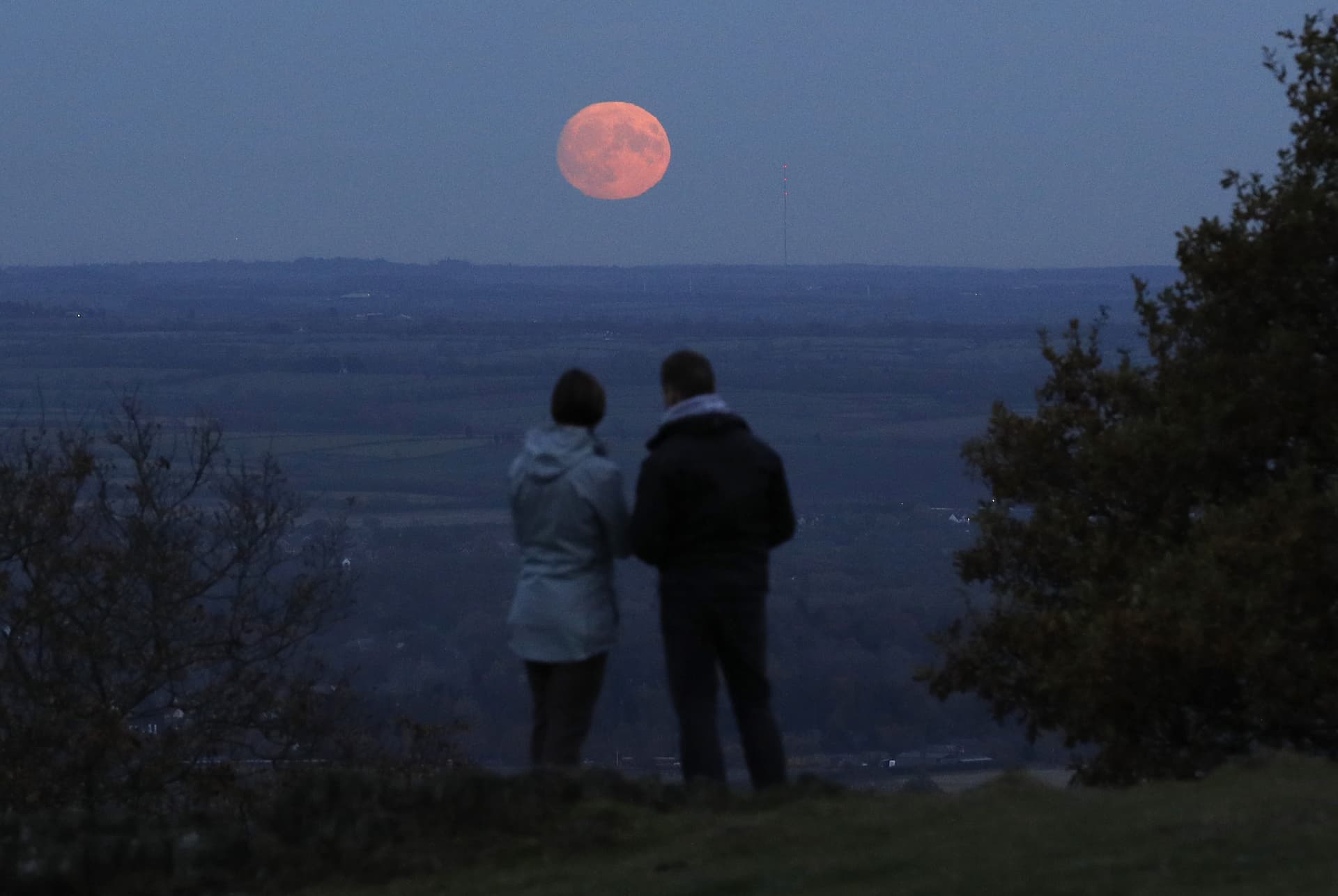 أبرز صور القمر العملاق حول العالم