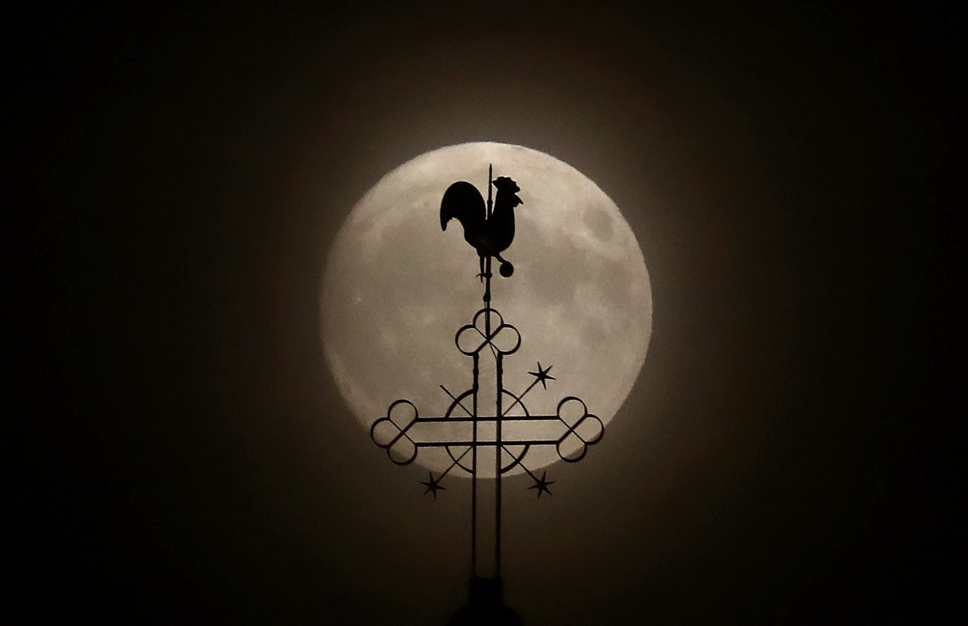 أبرز صور القمر العملاق حول العالم