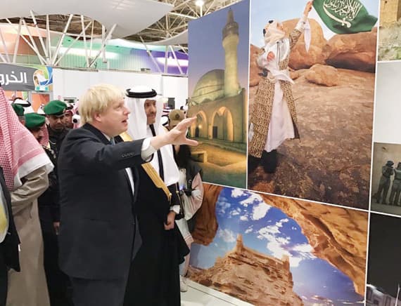 الأمير سلطان بن سلمان في جولة الافتتاح يرافقه وزير خارجية بريطانيا بوريس جونسون.