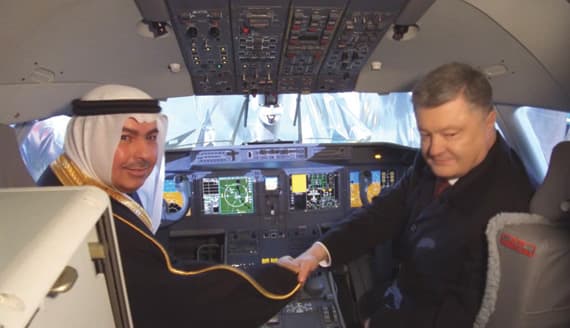 الرئيس الأوكراني ورئيس مدينة الملك عبدالعزيز للعلوم والتقنية داخل قمرة القيادة.