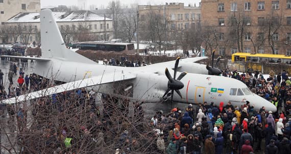 جانب من تدشين النموذج الأول من طائرة انتونوف (AN-132) في كييف، أمس. “إ ب أ”