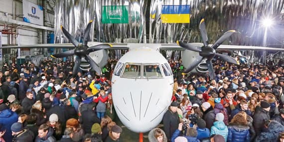 جمهور من الضيوف والعاملين يطالع الطائرة الجديدةمن «أنتونوف» المصنعة بالشراكة بين السعودية وأكرانيا في كييف أمس. "إ ب أ"