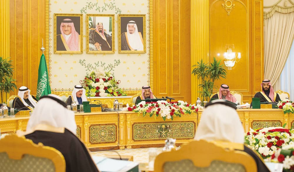 خادم الحرمين خلال ترؤسه مجلس الوزراء لإعلان الميزانية العامة للدولة في الرياض أمس."واس"