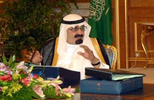إلزام أصحاب المنشآت التي يتجاوز عدد منسوبيها 100 شخص بصرف أجورهم عن طريق البنوك