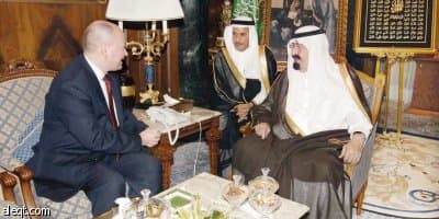 خادم الحرمين يتسلم رسالة من رئيس بولندا السابق
