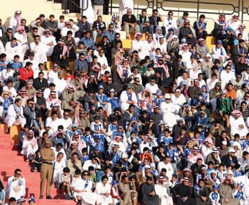 متخصص "الفلسفة العامة".. يتحدى آلاف المنافسين بحنجرته!