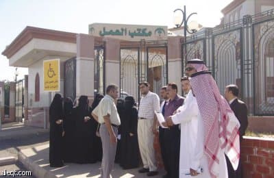 المدينة: صاحب مستوصف يلزم 10 فتيات يحملن الثانوية بالعمل ممرضات ومساعدات طبيب!!