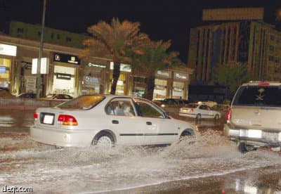 أمطار جدة .. احتجاز 35 سيارة وإنقاذ 18 شخصا من الغرق
