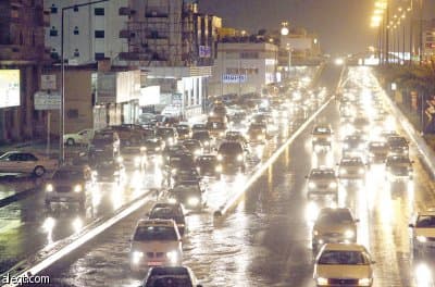أمطار جدة .. احتجاز 35 سيارة وإنقاذ 18 شخصا من الغرق