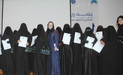 22 سيدة يوقعن عقود تأجير بسطات سوق المرجان