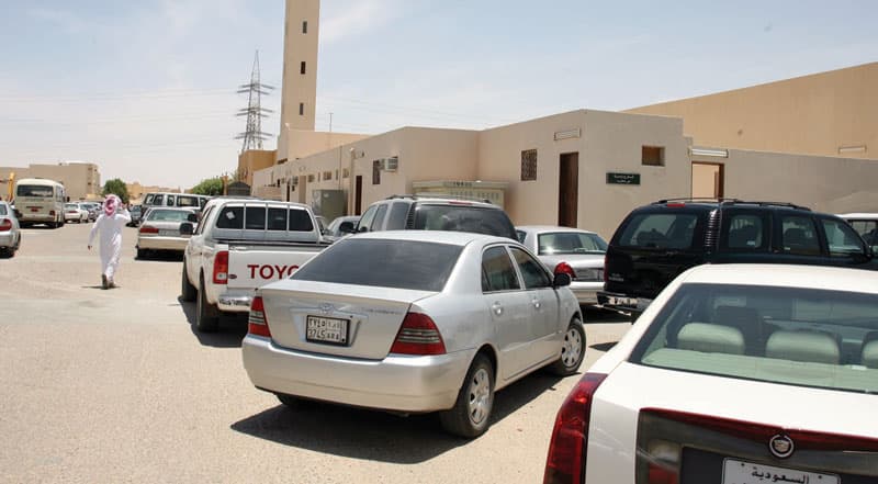 إيقاف السيارات أمام مداخل المساجد يعرقل حركة المصلين