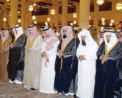 الأمير سطام يؤدي صلاة الميت على الأميرة سارة السديري