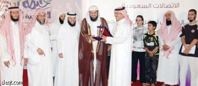 «الاتصالات السعودية» تقدم مئات الهدايا اليومية لزوار خيمة أبها