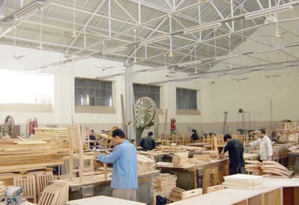 «النجارة» .. جودة المنتج المحلي تقف أمام رخص الخشب المستورد!