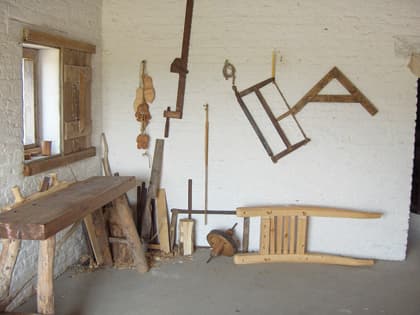 «النجارة» .. جودة المنتج المحلي تقف أمام رخص الخشب المستورد!