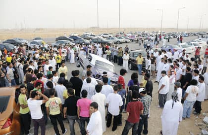 80 شابا يستعرضون بسياراتهم المعدلة بتنظيم شخصي