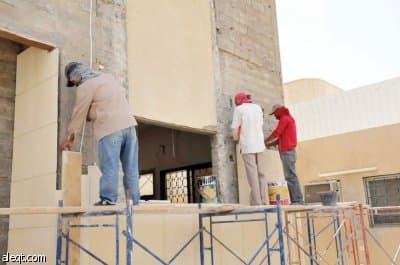 الحر والصوم يحولان أعمال البناء والترميم إلى المساء