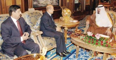 خادم الحرمين الشريفين يتسلم رسالة من الرئيس اليمني