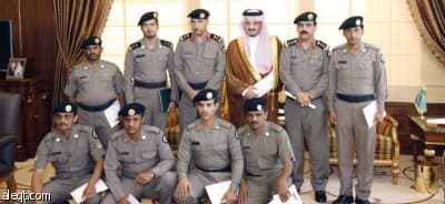 أمير عسير يكرِّم أفرادا من مخفر شرطة الحريضة