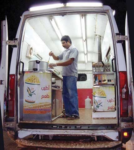«الوجبات السريعة» تنشئ فروعا متحركة في الثمامة