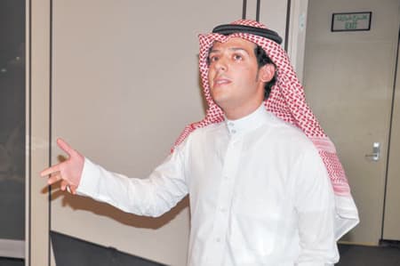 طالب في السنة التحضيرية يدرب زملاءه على إدارة الوقت