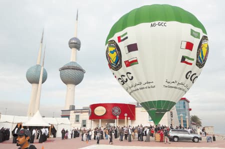 من القمة