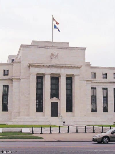 التدخل السياسي في آليات الرواتب والعلاوات يهدد المصرفية الغربية