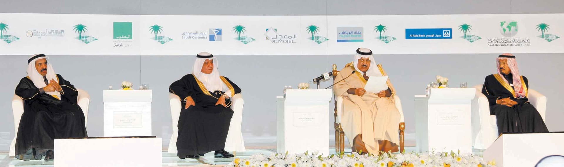 الملك يثمن دور السياسة النقدية والمالية للحكومة في تجاوز الأزمة