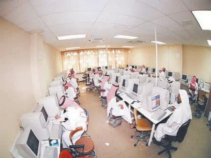 توجه لتكثيف برامج محو «الأمية الرقمية» في الدوائر الحكومية والجامعات