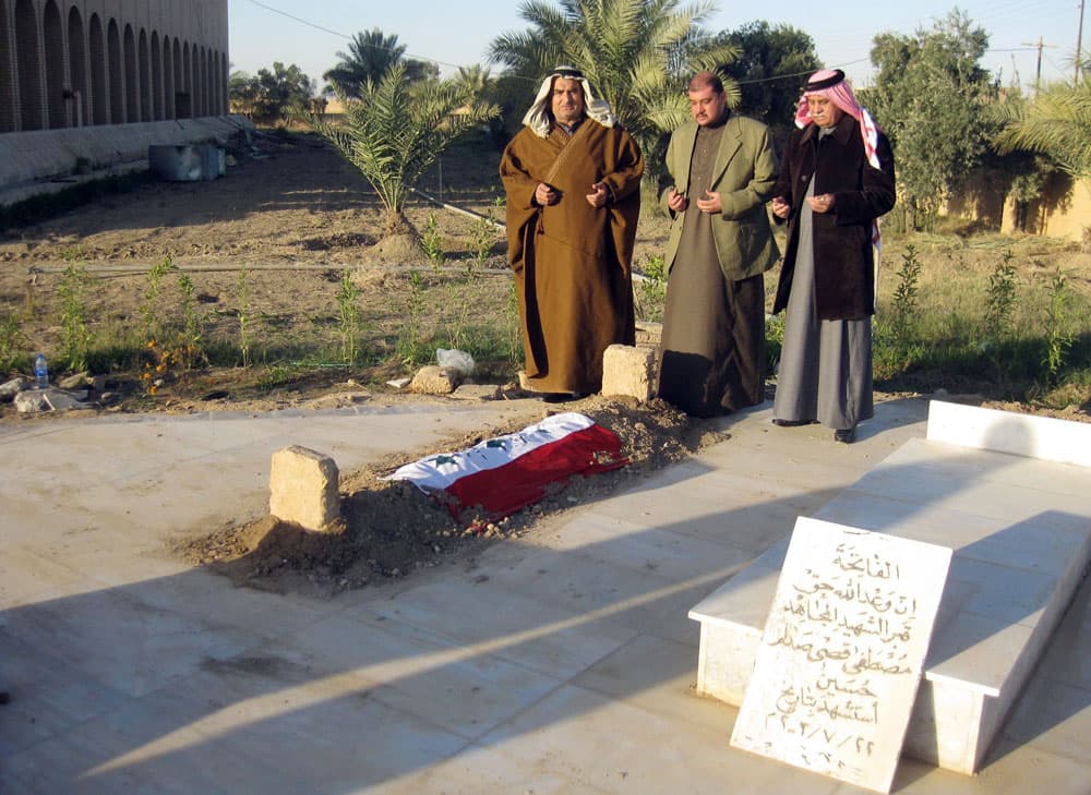 علي الكيماوي يوارى الثرى في تكريت عند قبر صدام