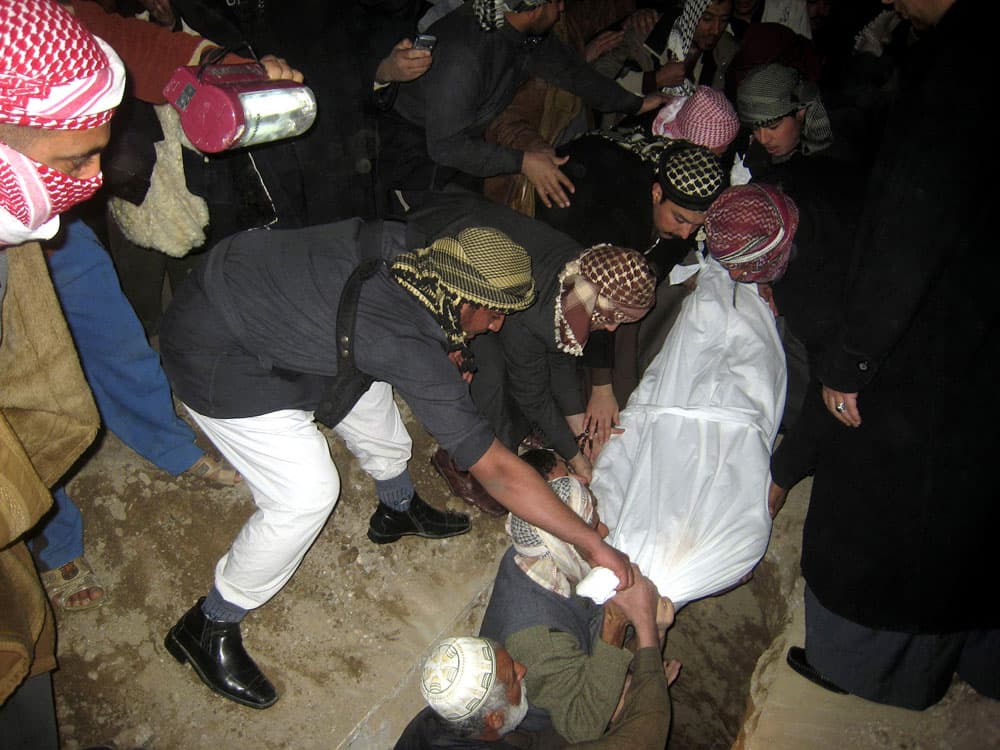 علي الكيماوي يوارى الثرى في تكريت عند قبر صدام