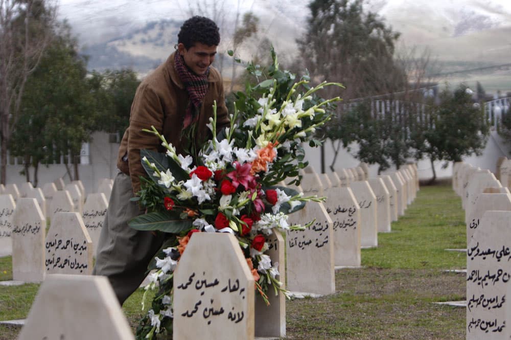 علي الكيماوي يوارى الثرى في تكريت عند قبر صدام