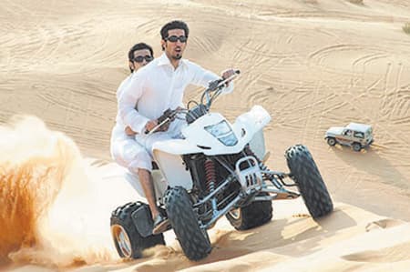 إطلالة الربيع تعيد شباب العاصمة إلى دبابات الثمامة