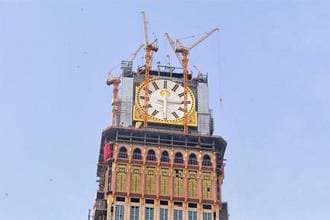 ساعة الحرم .. ارتفاعها 601 متر ووزنها 36 ألف طن وزخرفت بـ 98 مليون قطعة فسيفساء زجاجية