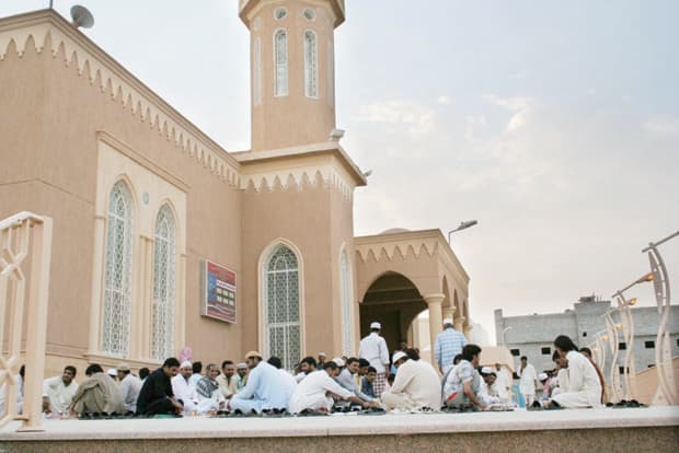 جامع «هيا بنت ناصر الجديد» يستثمر تجمع المسلمين وغيرهم لتعليمهم «السماحة»