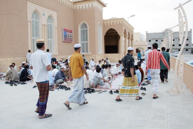 جامع «هيا بنت ناصر الجديد» يستثمر تجمع المسلمين وغيرهم لتعليمهم «السماحة»
