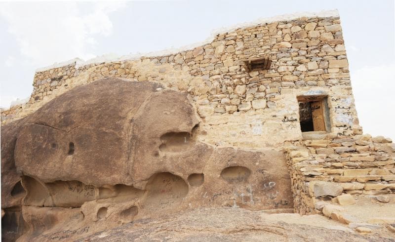 قلعة رعوم التاريخية ..أبرز مواقع الجذب السياحي في نجران