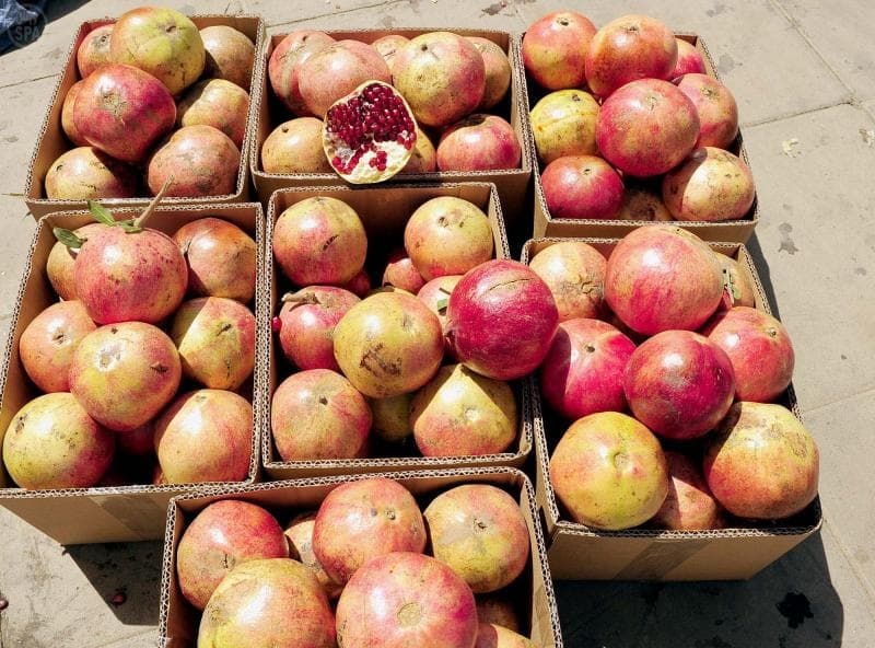 مذاق رمان الباحة يلفت أنظار المتسوقين