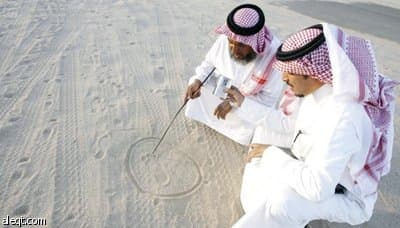 قصاص الأثر .. مهنة البحث عن الهاربين والتائهين بين خفايا الرمال