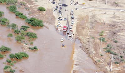 الليث: السيول تجرف الطرق.. العثور على جثتين والبحث جارٍ عن 3 مفقودين