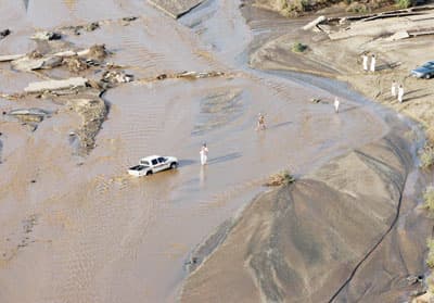 الليث: السيول تجرف الطرق.. العثور على جثتين والبحث جارٍ عن 3 مفقودين