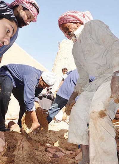 إبراهيم الحمدان يد لا تجف من الطين.. نشر التراث داخل القصيم وخارجها