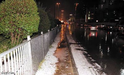 أمطار وزخات من البرد تعانق الرياض