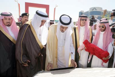 الرياض تحتفل بالبيعة بتدشين مشروع تطوير طريق الملك عبد الله