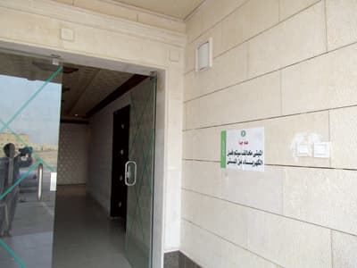 «أمانة الرياض» تضع ملصقات تحذيرية للعمائر المخالفة بقطع الكهرباء