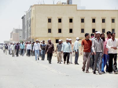 «أمانة الرياض» تضع ملصقات تحذيرية للعمائر المخالفة بقطع الكهرباء