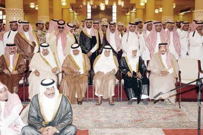 النائب الثاني وأمير الرياض يؤديان صلاة الميت على الأميرة سلطانة السديري