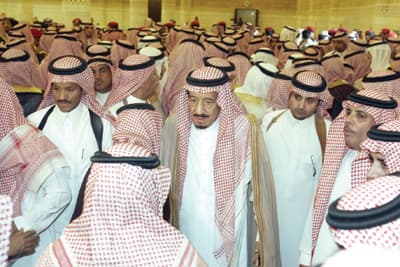 النائب الثاني وأمير الرياض يؤديان صلاة الميت على الأميرة سلطانة السديري